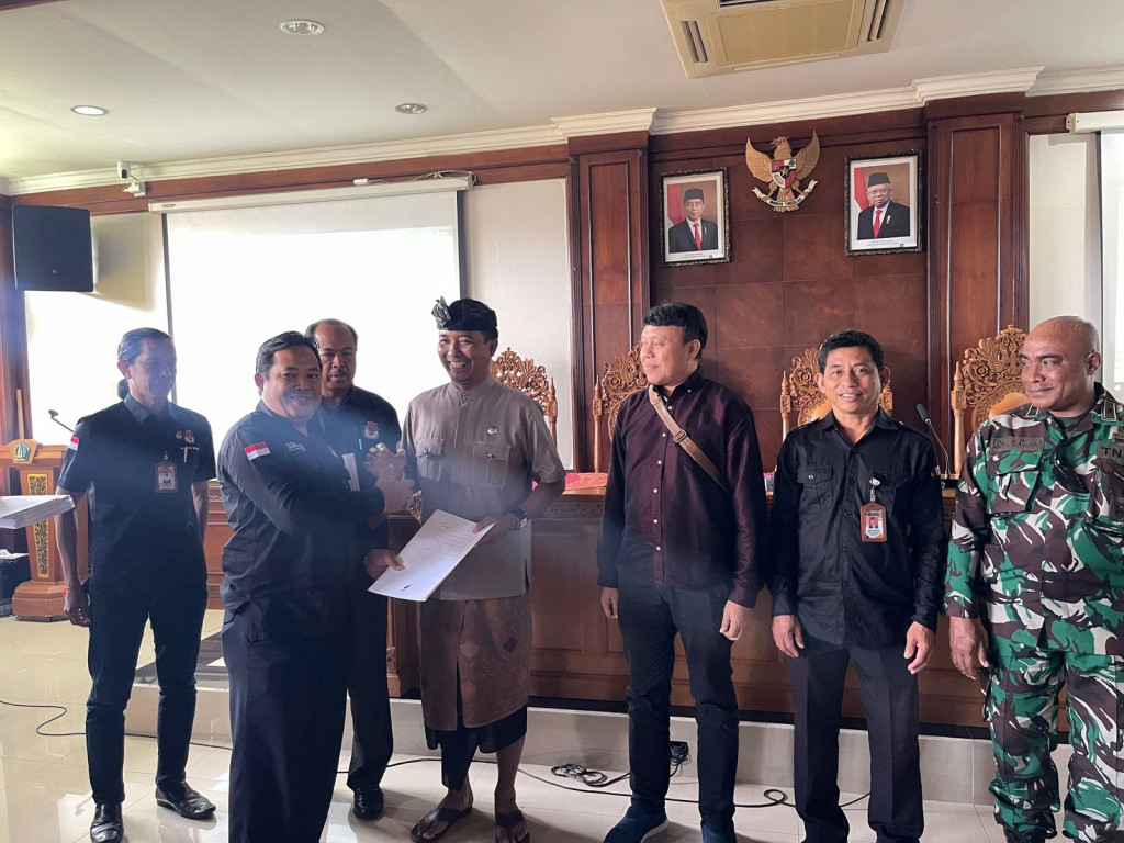 Penyerahan Hasil Rapat Pleno Terbuka Rekapitulasi Daftar Pemilih Sementara Hasil Perbaikan di lingku Kecamatan Kuta Selatan untuk PEMILU Serentak 2024